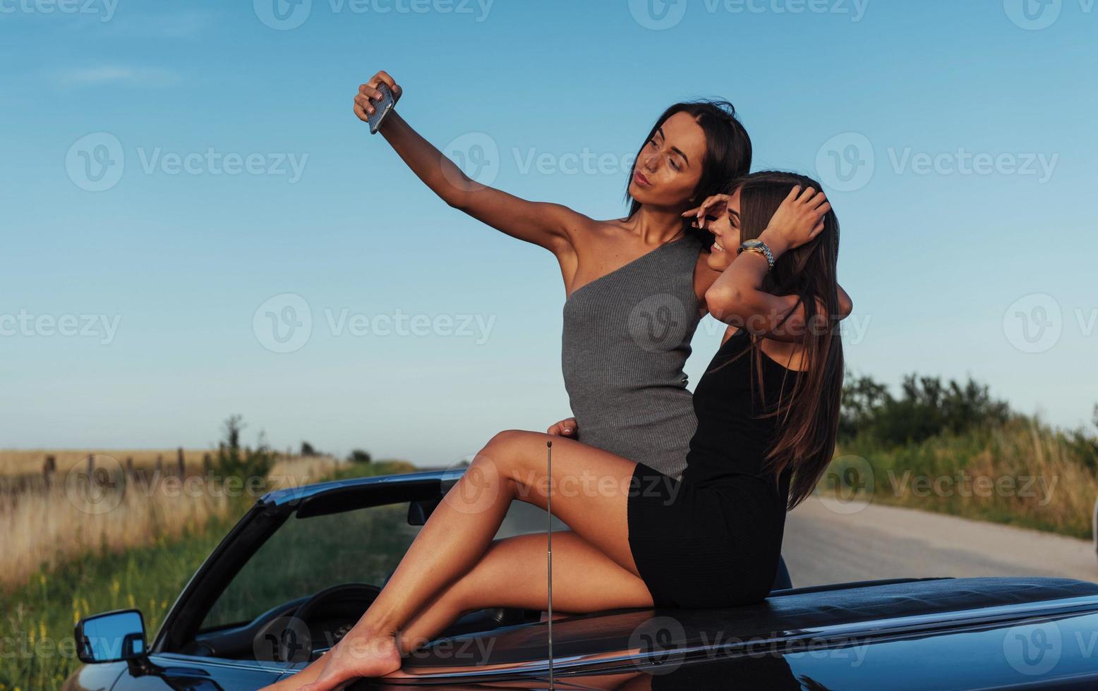 belle due ragazze sono fotografate sulla strada foto