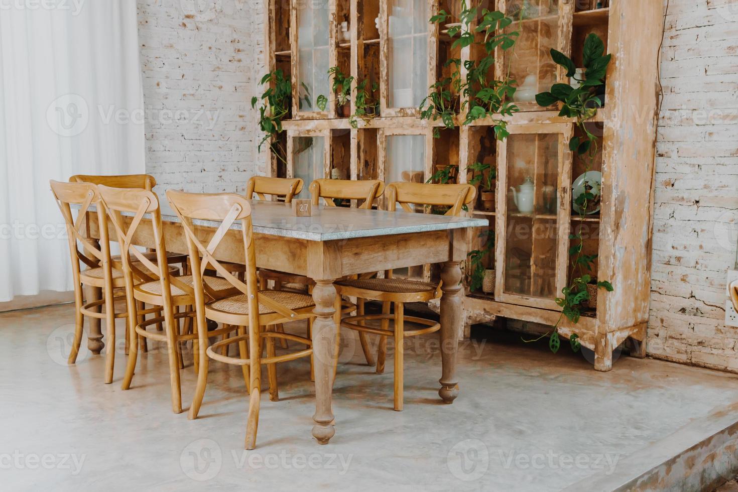 sedia e tavolo in legno vuoti nel ristorante foto