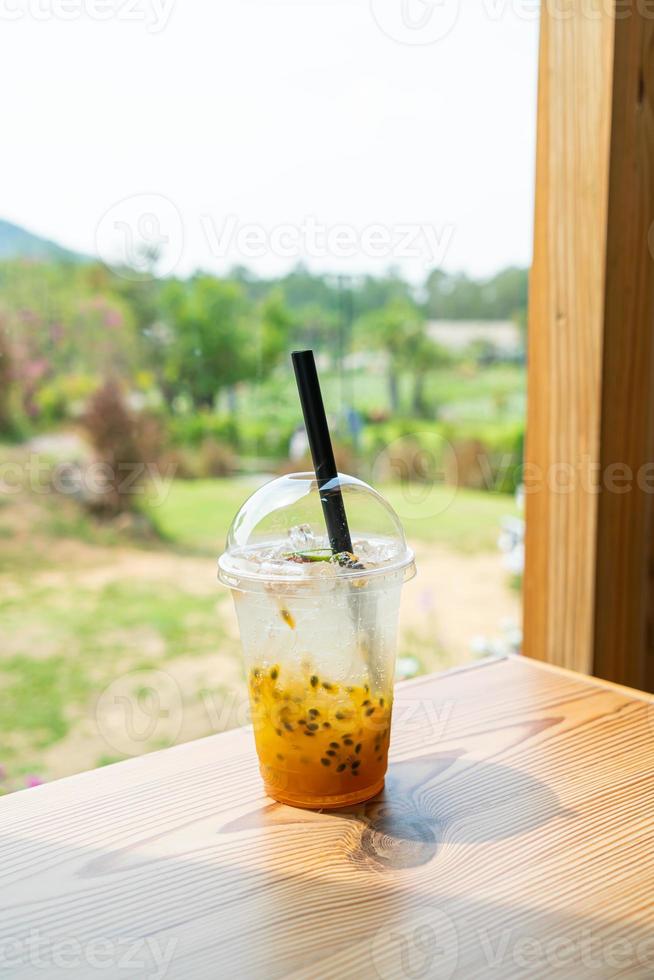 soda ghiacciata con frutto della passione in vetro foto