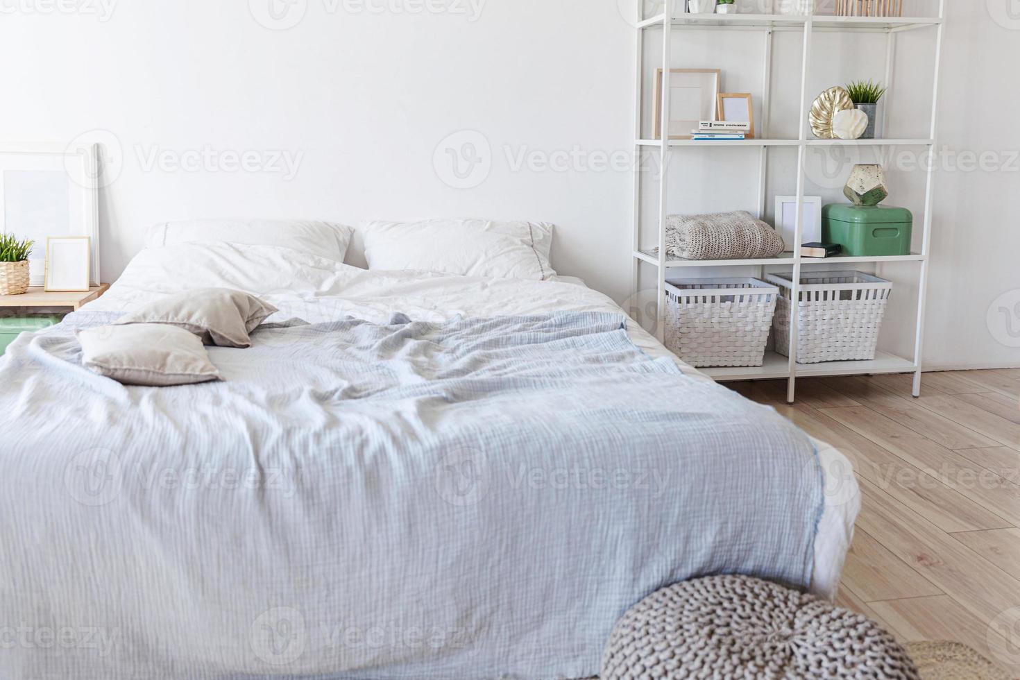 interni eleganti della camera da letto soppalcata. appartamento di design spazioso con pareti chiare grandi finestre letto grande. arredamento moderno e pulito con mobili eleganti in stile scandinavo minimalista. foto