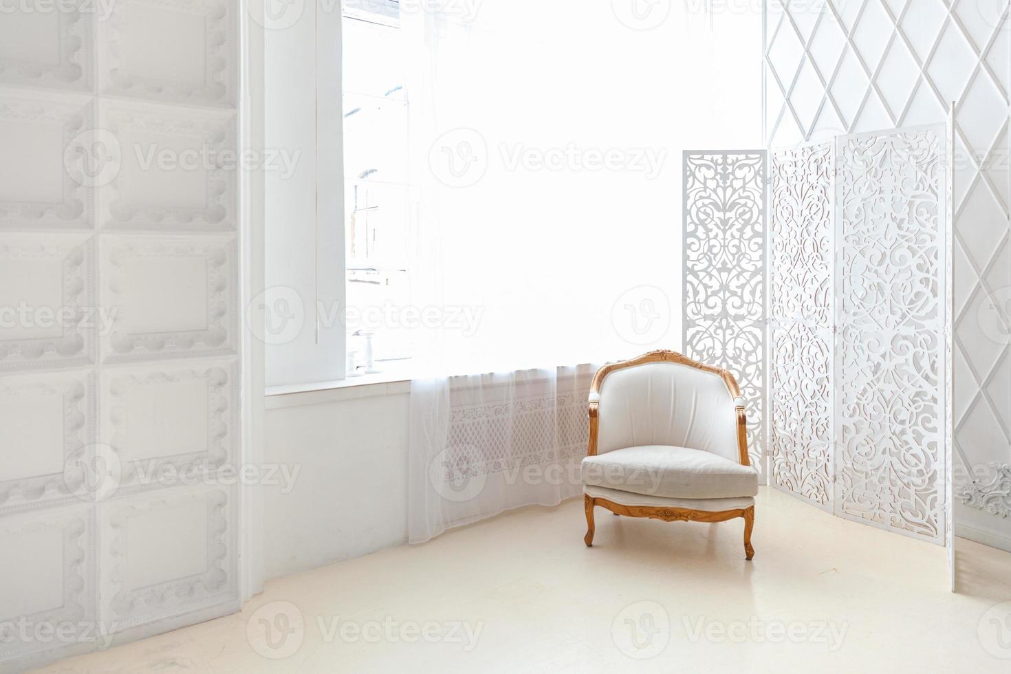 interni eleganti della camera da letto soppalcata. spazioso appartamento di design con pareti chiare, ampie finestre e poltrona. arredamento moderno e pulito con mobili eleganti in stile scandinavo minimalista. foto