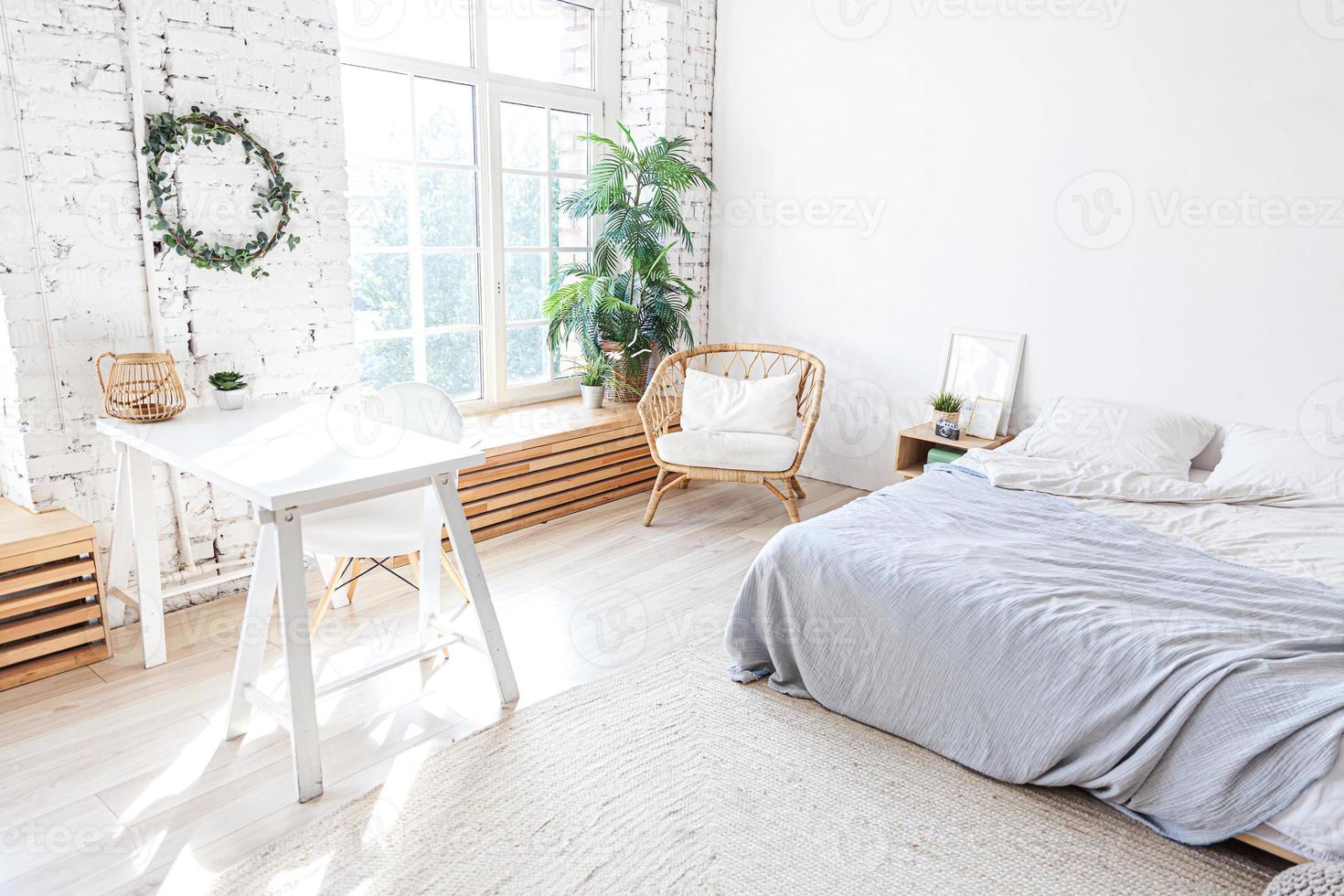 interni eleganti della camera da letto soppalcata. appartamento di design spazioso con pareti chiare grandi finestre letto grande. arredamento moderno e pulito con mobili eleganti in stile scandinavo minimalista. foto