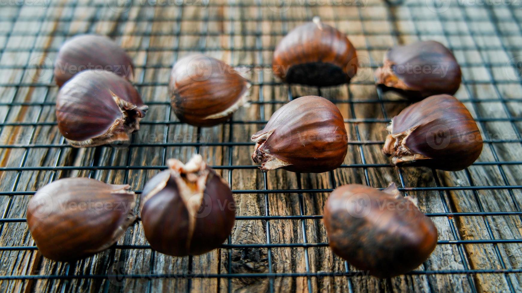 castagne su schermo di raffreddamento su tavola rustica foto