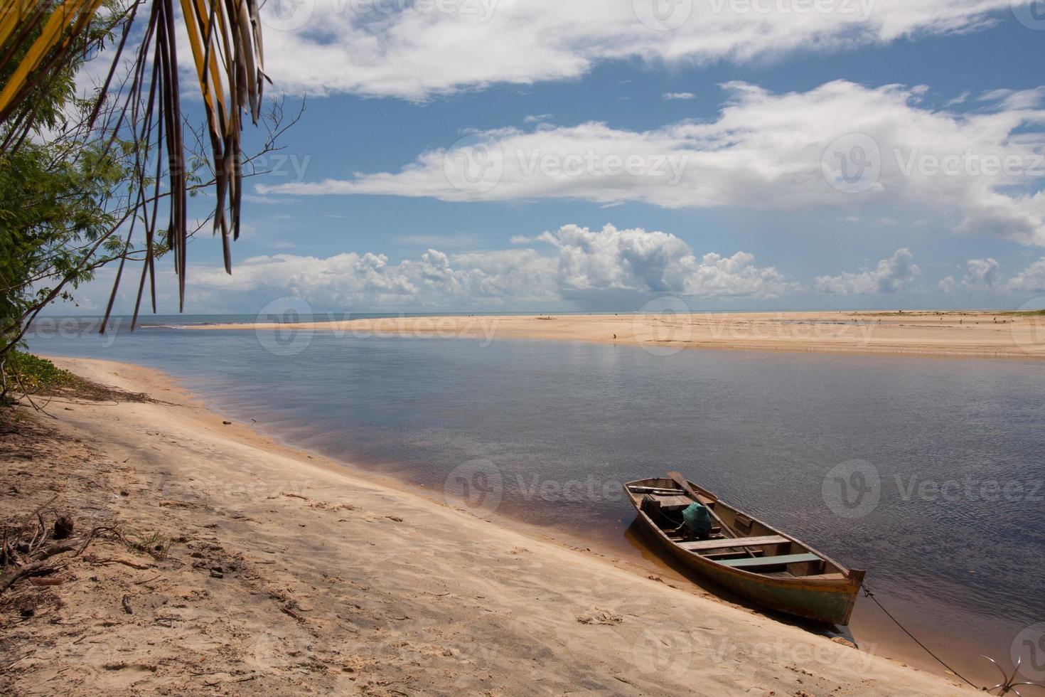 le piccole barche di legno utilizzate per traghettare persone e turisti attraverso il fiume a ponta do corumbau nel prado, bahia, brasile foto