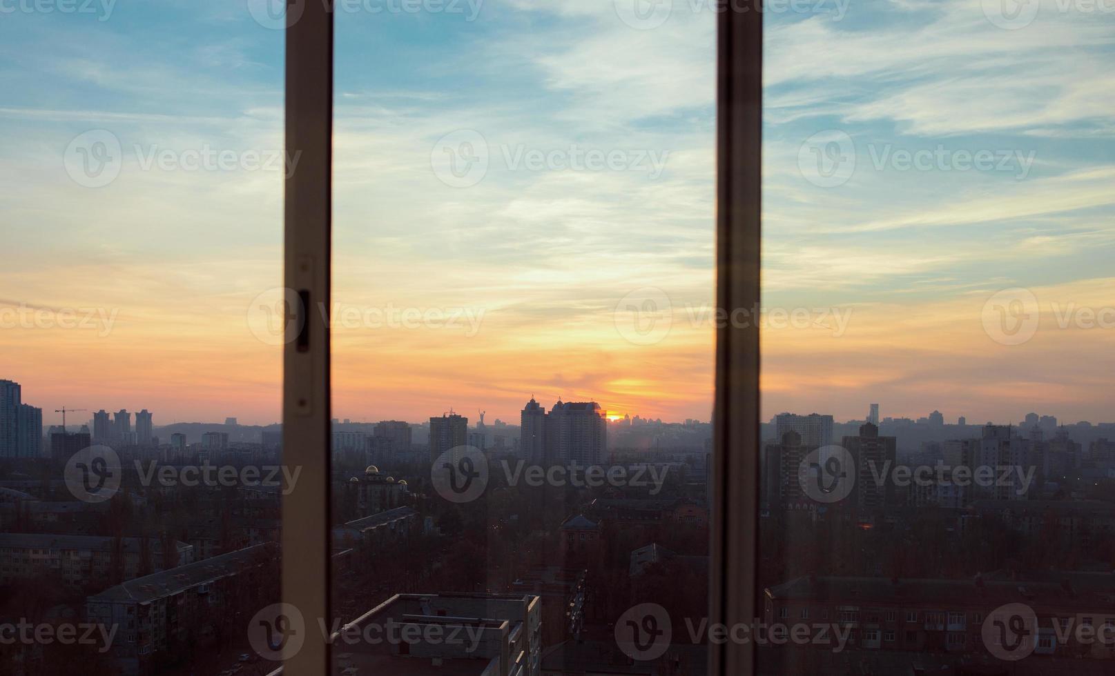 paesaggio urbano di kiev al tramonto attraverso la finestra foto