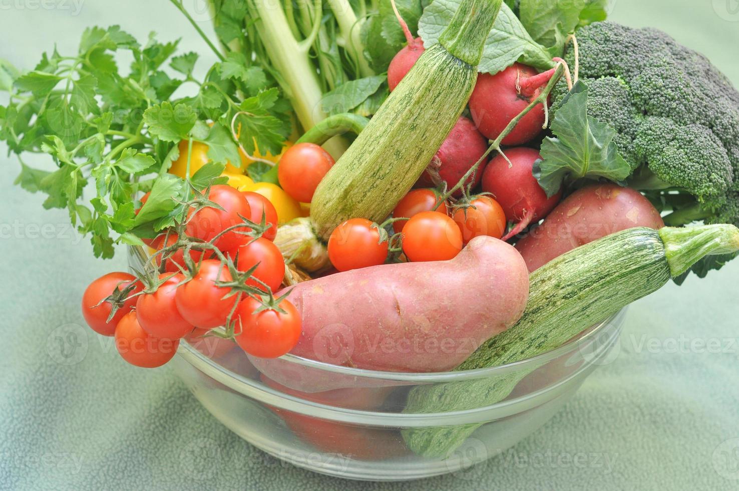 frutta e verdura sullo scaffale di un supermercato foto