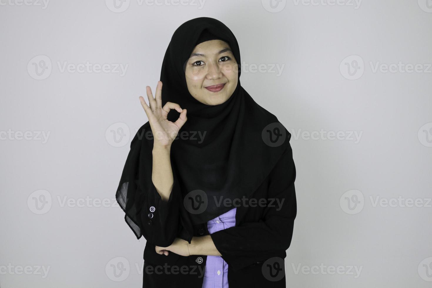 segno ok con sorriso donne d'affari islamiche asiatiche in piedi fiducia. foto