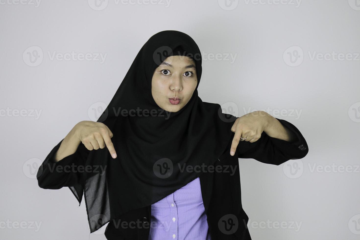 shock le donne d'affari islamiche asiatiche che puntano sotto foto