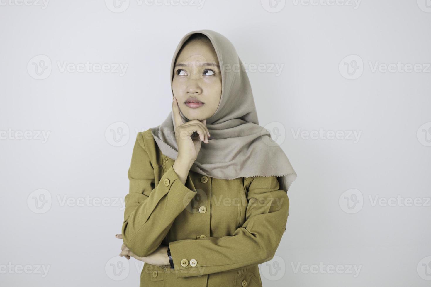 le donne confuse dei lavoratori del governo hanno un gesto di pensiero. pns che indossa l'uniforme cachi. foto