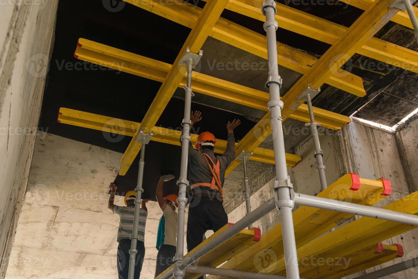 il lavoratore ha posato un'impalcatura foto