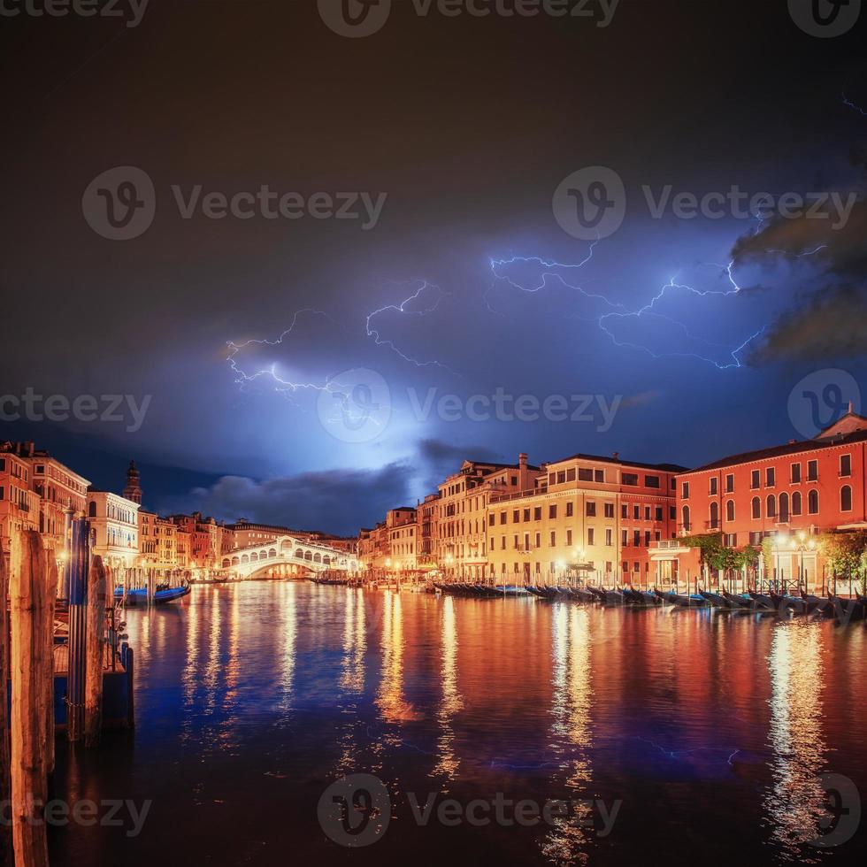 paesaggio cittadino. ponte di rialto a venezia. foto