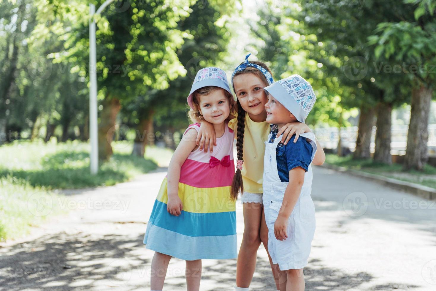 adorabili bambini carini che giocano nel parco una bellissima estate foto