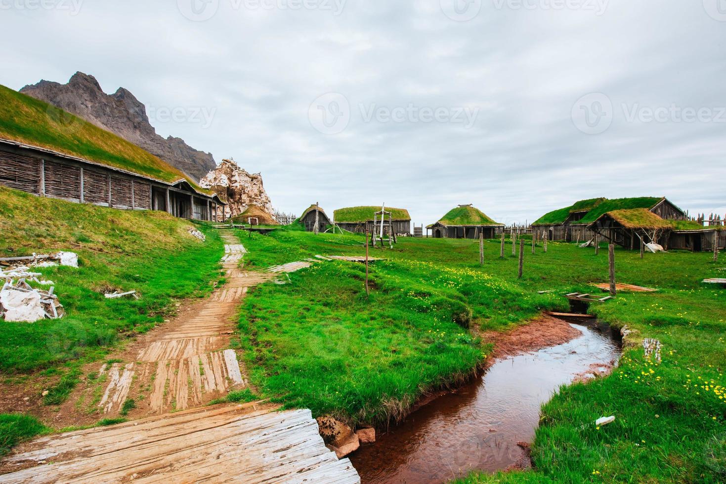 villaggio vichingo tradizionale. case di legno vicino agli abeti di montagna foto