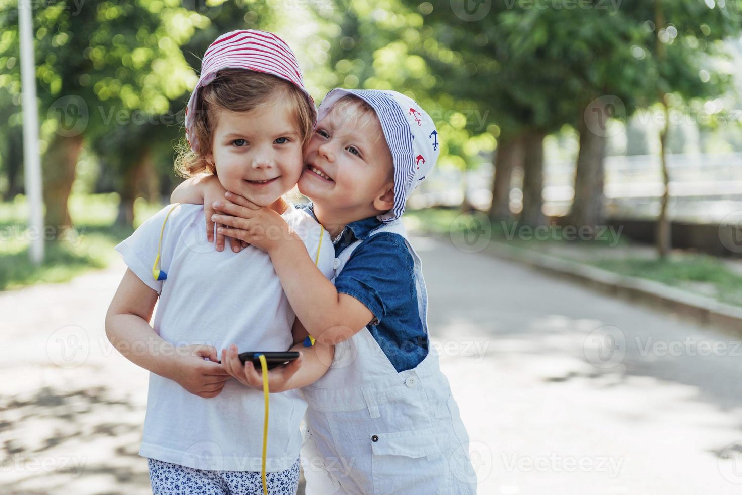 ritratto di una bambina e suo fratello. foto