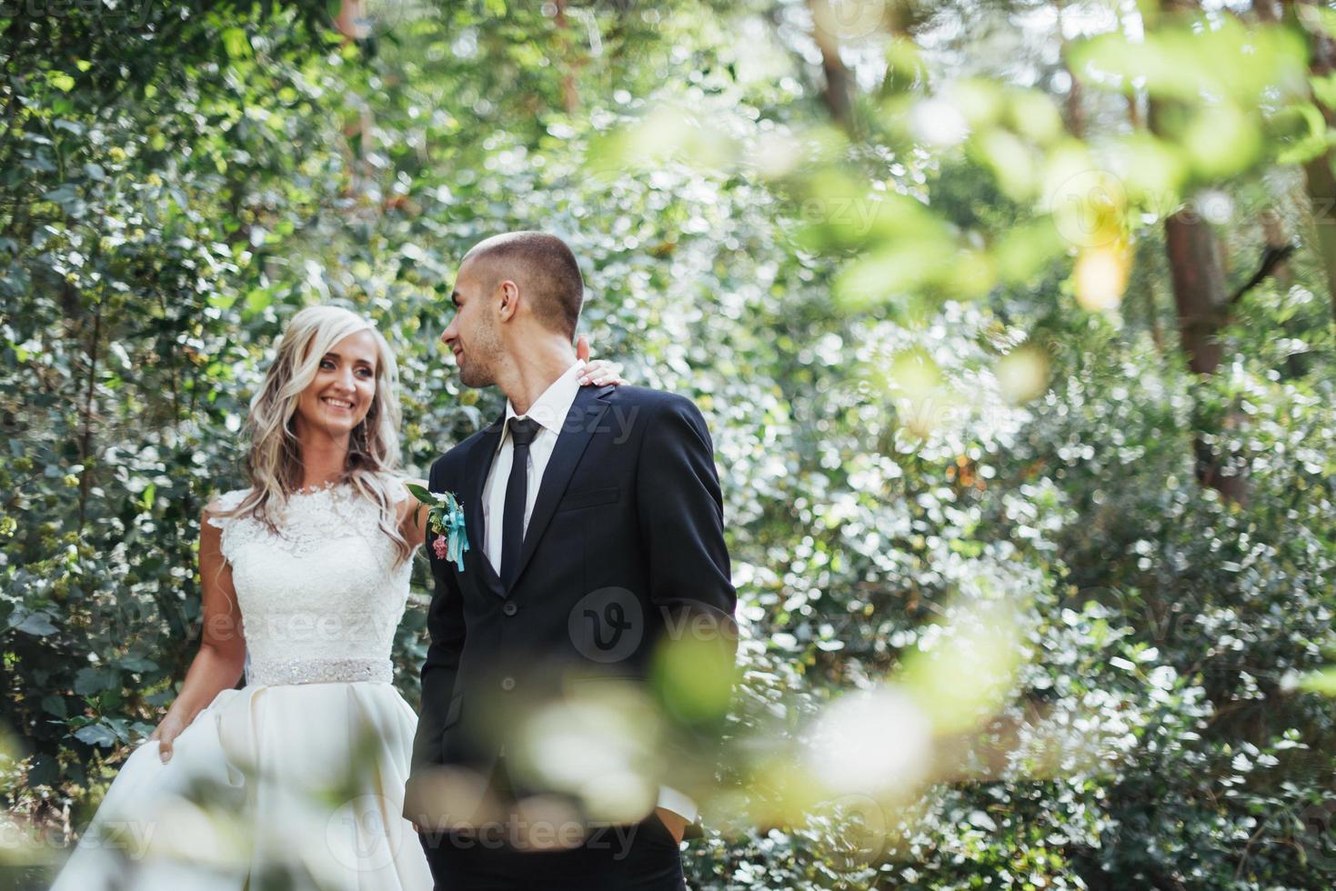 sposo in un parco il giorno del matrimonio foto