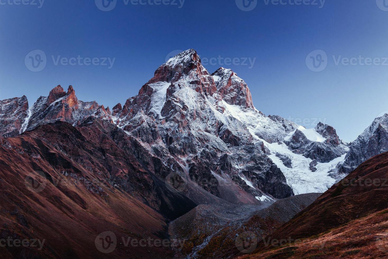 paesaggi fantastici e cime innevate alla prima luce del sole del mattino. foto