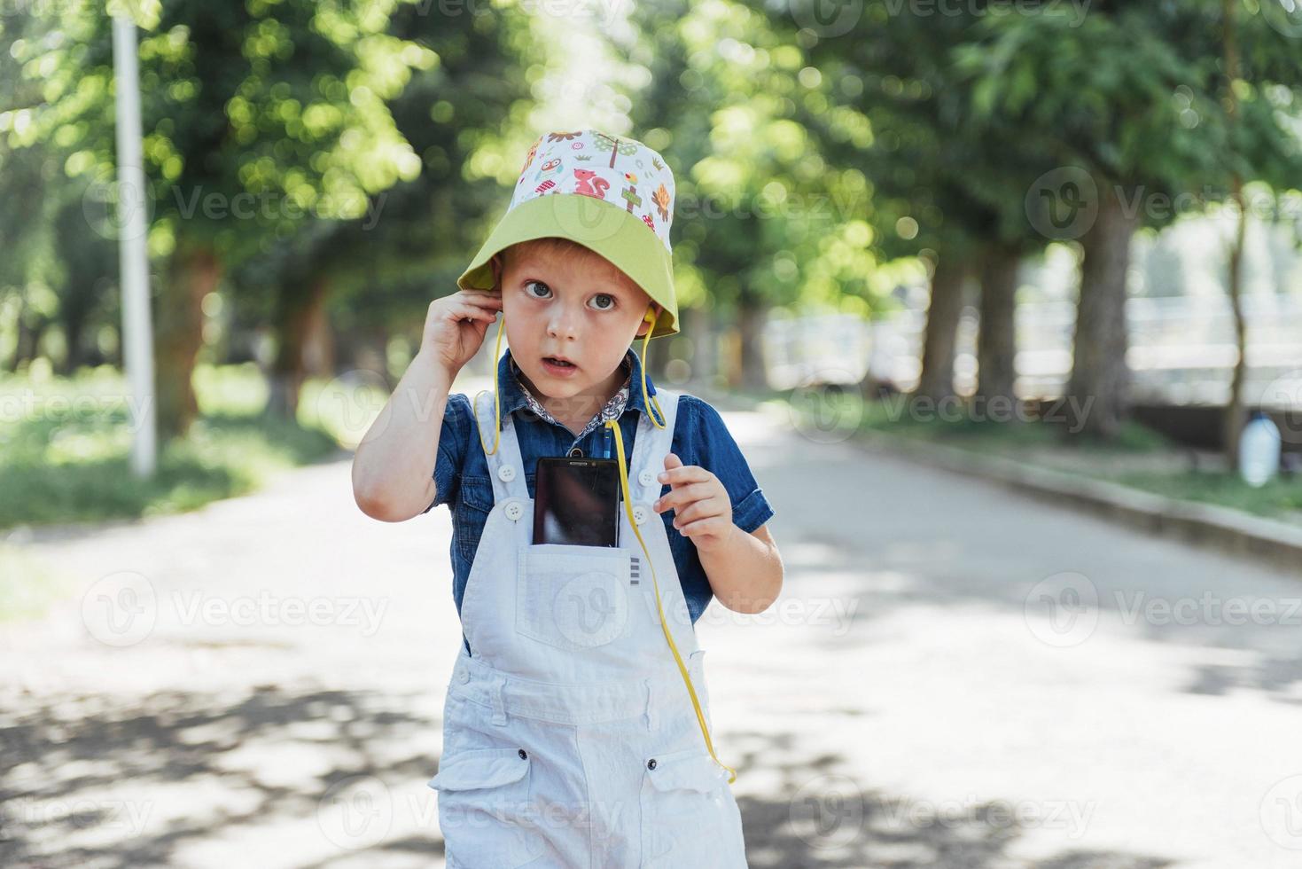 ragazzo carino in posa per una foto all'aperto ucraina. Europa