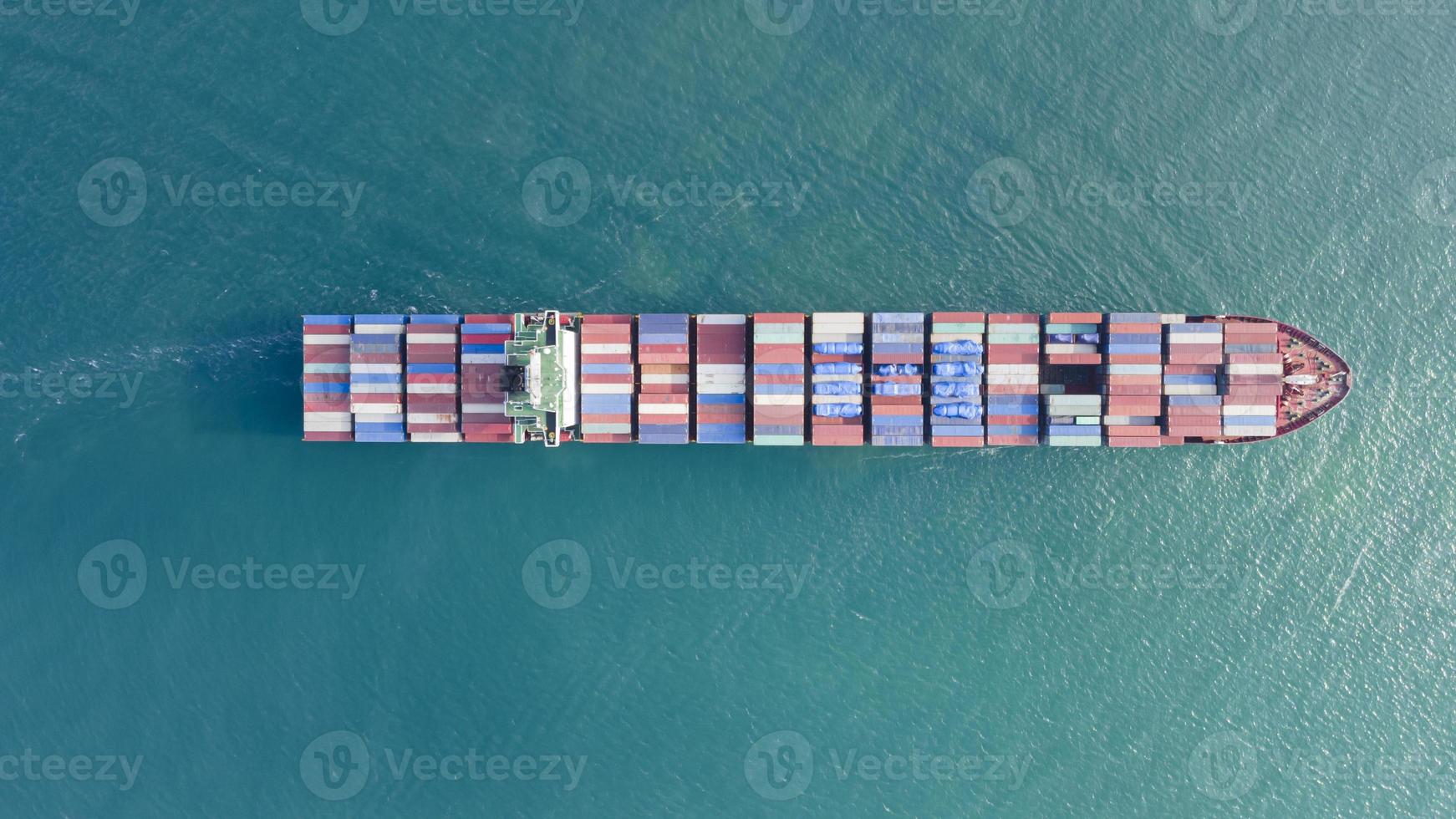 vista aerea dall'alto logistica e trasporto di navi da carico container e attività di import export foto