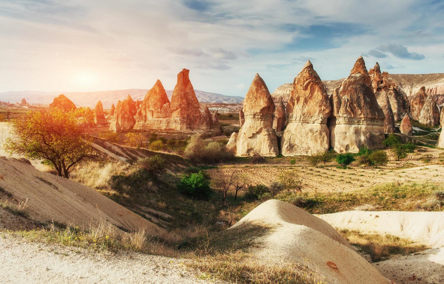 fantastica alba sulla valle rossa in cappadocia, anatolia, t foto