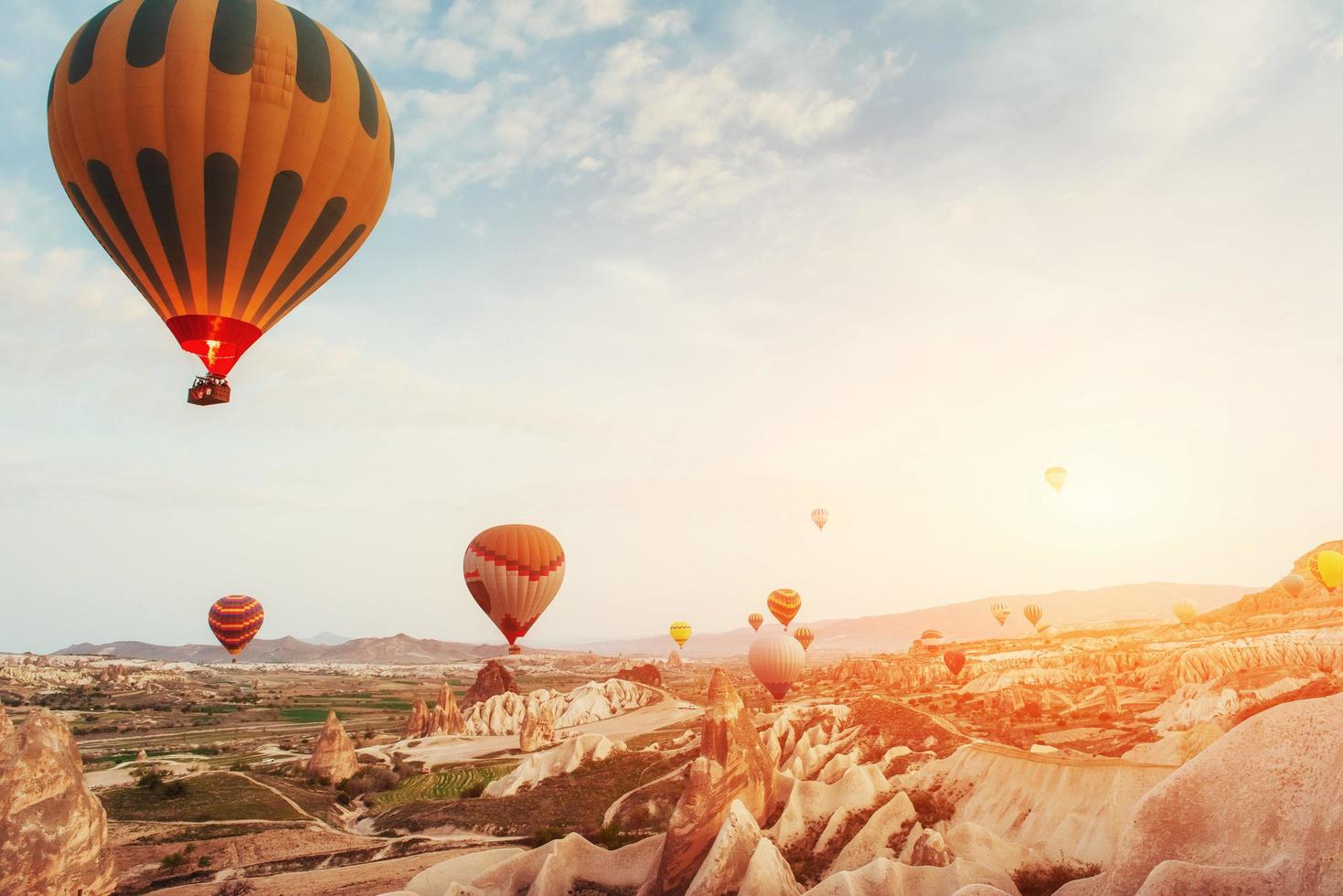 incredibile tramonto sulla Cappadocia. bellissimi palloncini colorati. tacchino foto