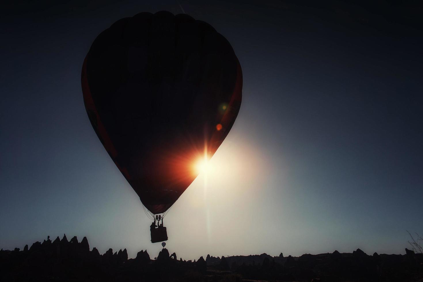 incredibile tramonto sulla Cappadocia. bellissimi palloncini colorati. tacchino foto