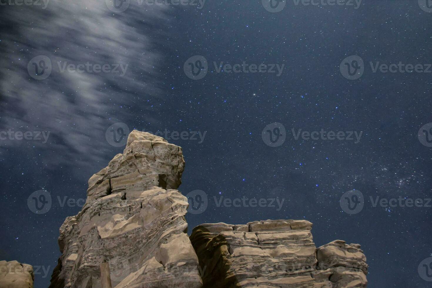 vista delle rocce di notte foto