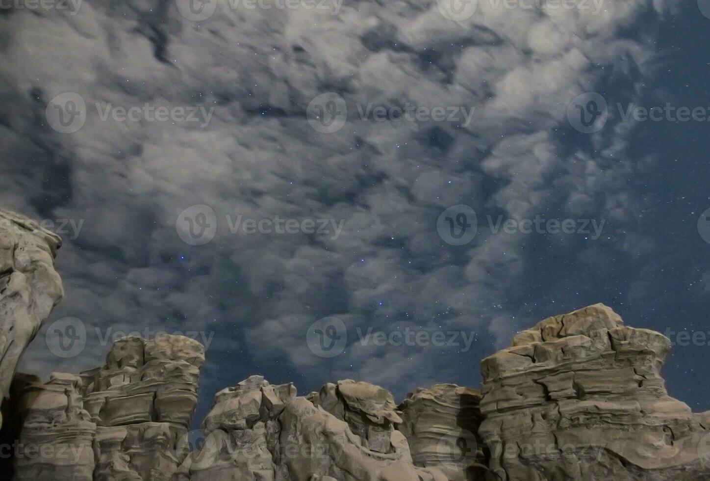 vista delle stelle delle rocce di notte foto