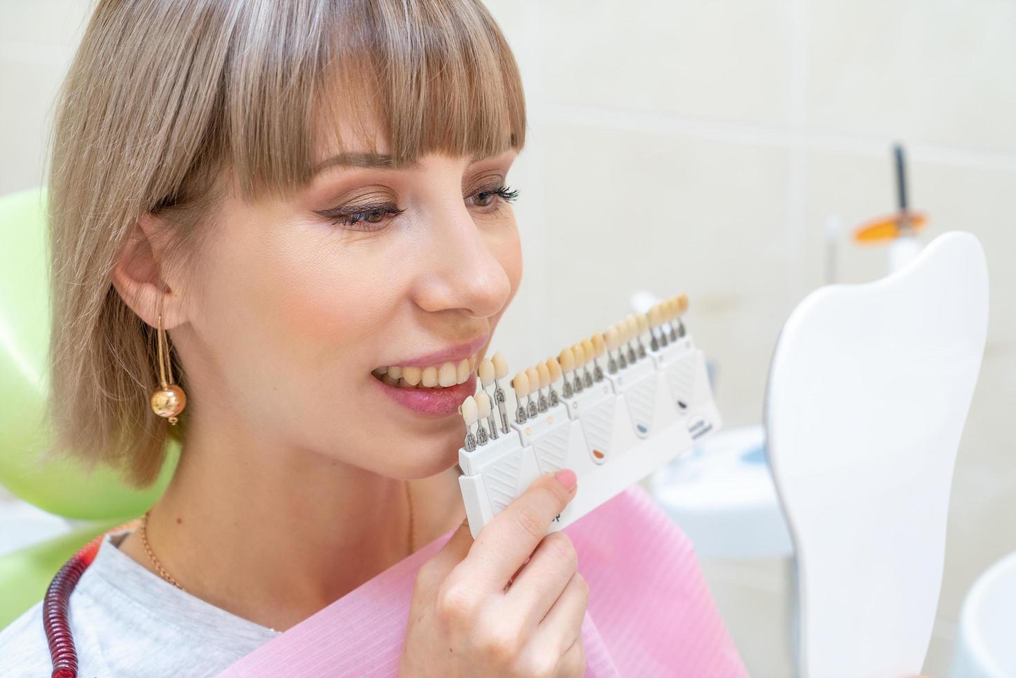 cliente donna felice in odontoiatria, sbiancamento dei denti foto