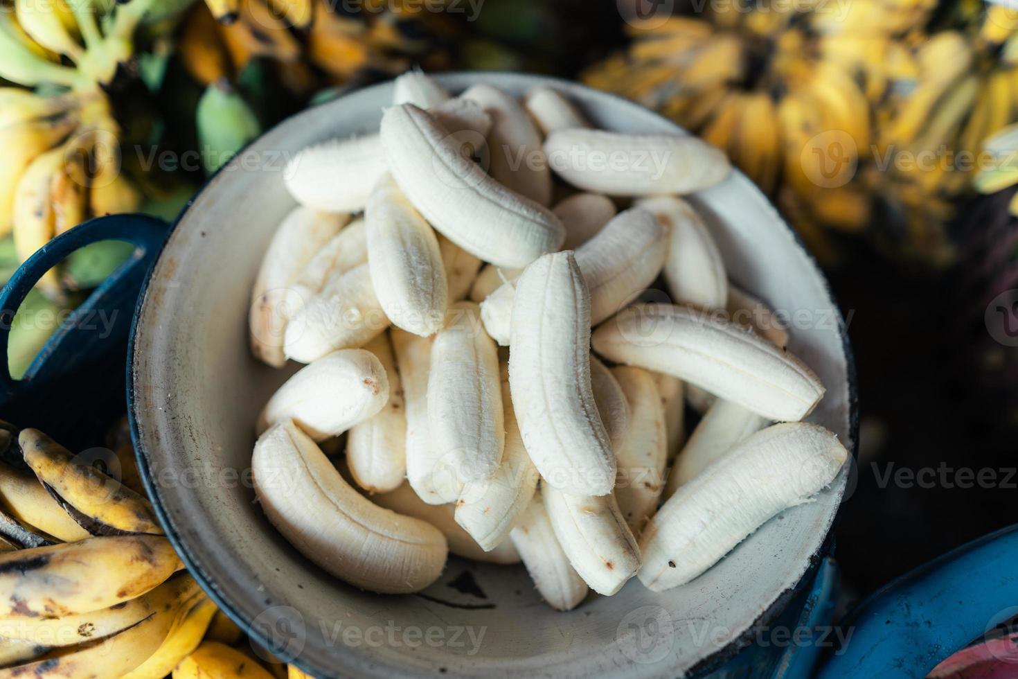 banana coltivata per la lavorazione, banana in mano al venditore foto