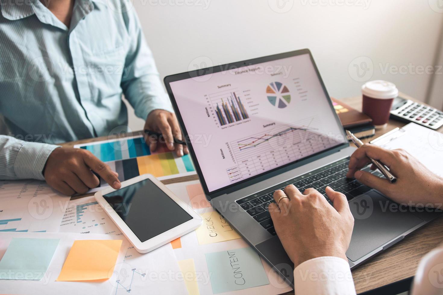 due colleghi di partenariato commerciale che discutono di un grafico di pianificazione finanziaria e di una società durante una riunione di bilancio nella stanza dell'ufficio. foto