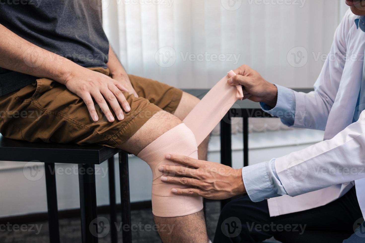 fisioterapisti asiatici stanno esaminando i risultati di un intervento chirurgico al ginocchio. foto
