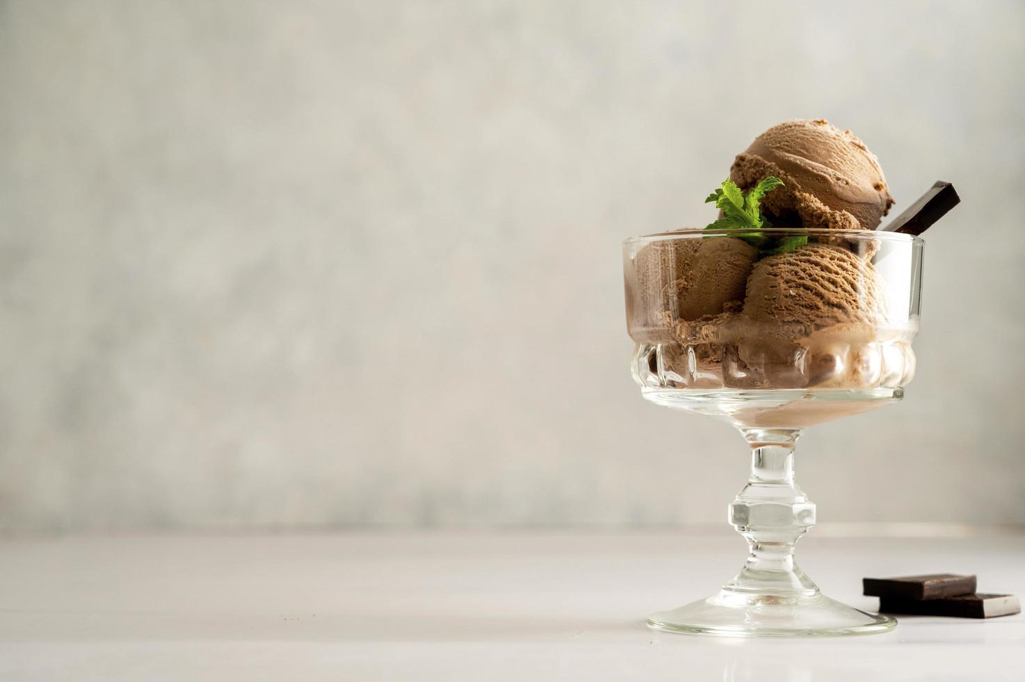 palline di gelato vegano al cioccolato in ciotole di gelato in vetro dessert per l'estate. copia spazio. foto