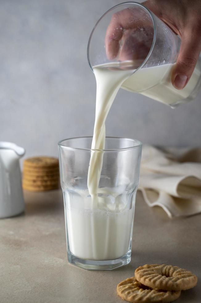latte versato nel bicchiere. concetto di prodotti lattiero-caseari. foto