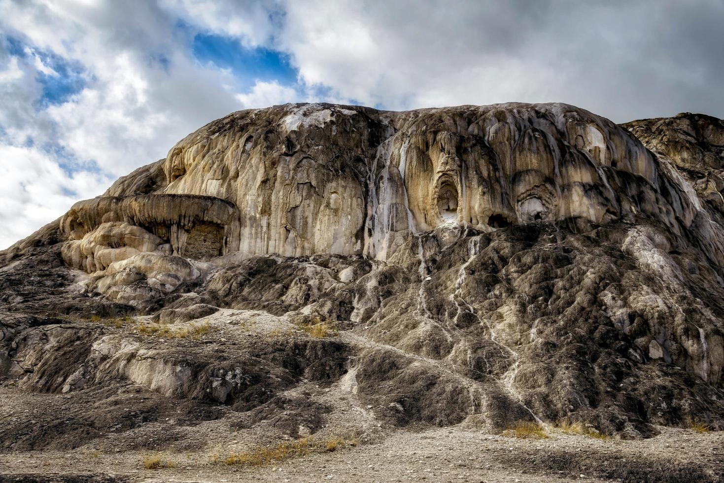 grande tumulo a gigantesche sorgenti termali foto