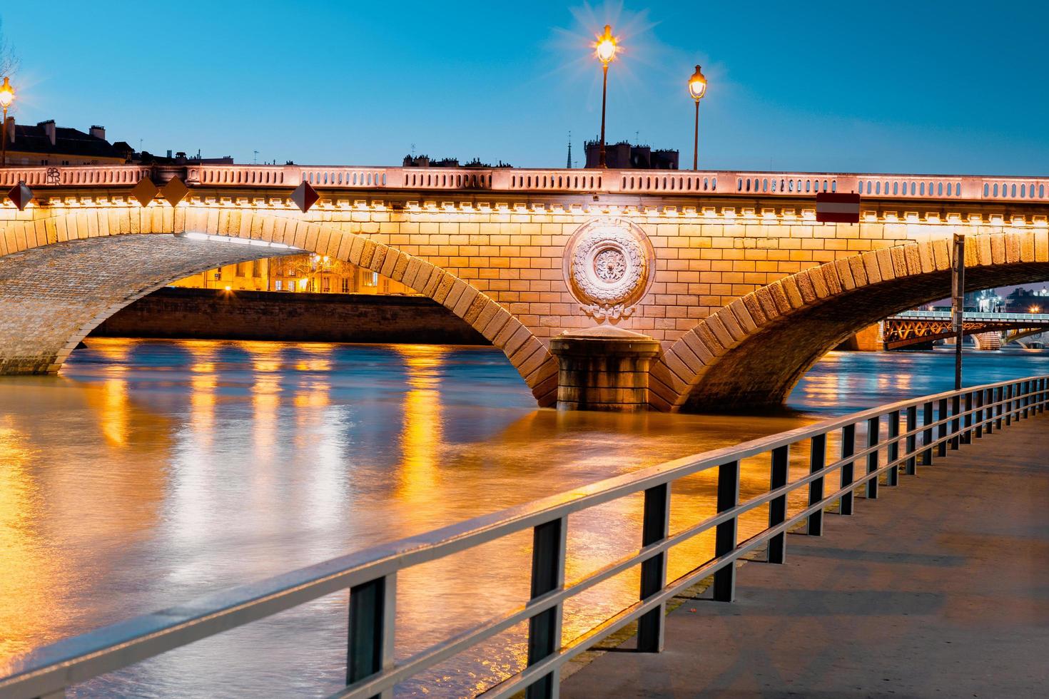 scena crepuscolare dal fiume parigi senna con colori fantastici durante il tramonto. foto