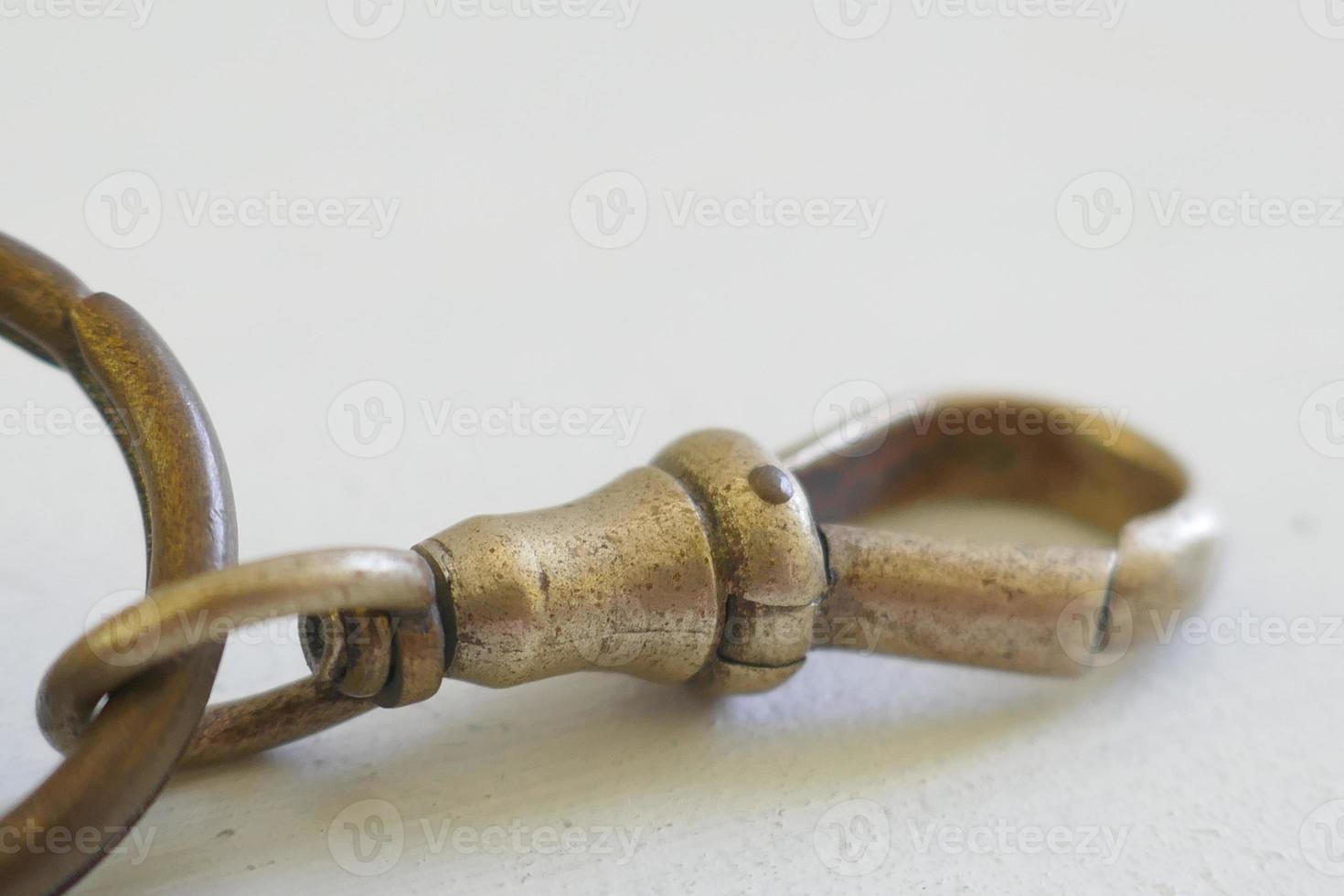 vecchie chiavi di ferro e portachiavi su sfondo bianco foto