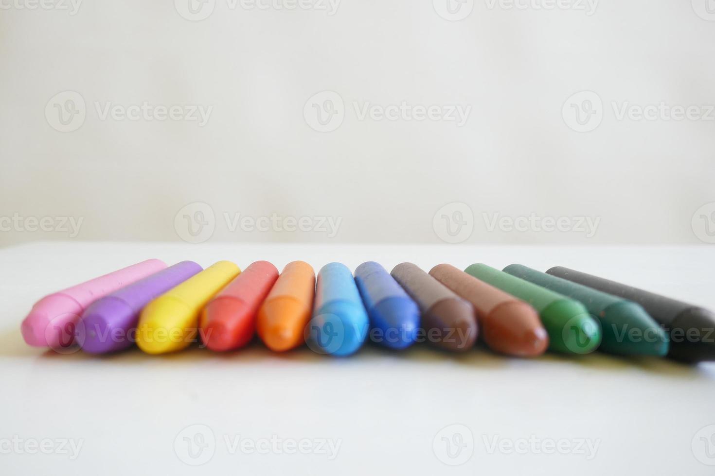 pastelli multicolori su sfondo bianco foto