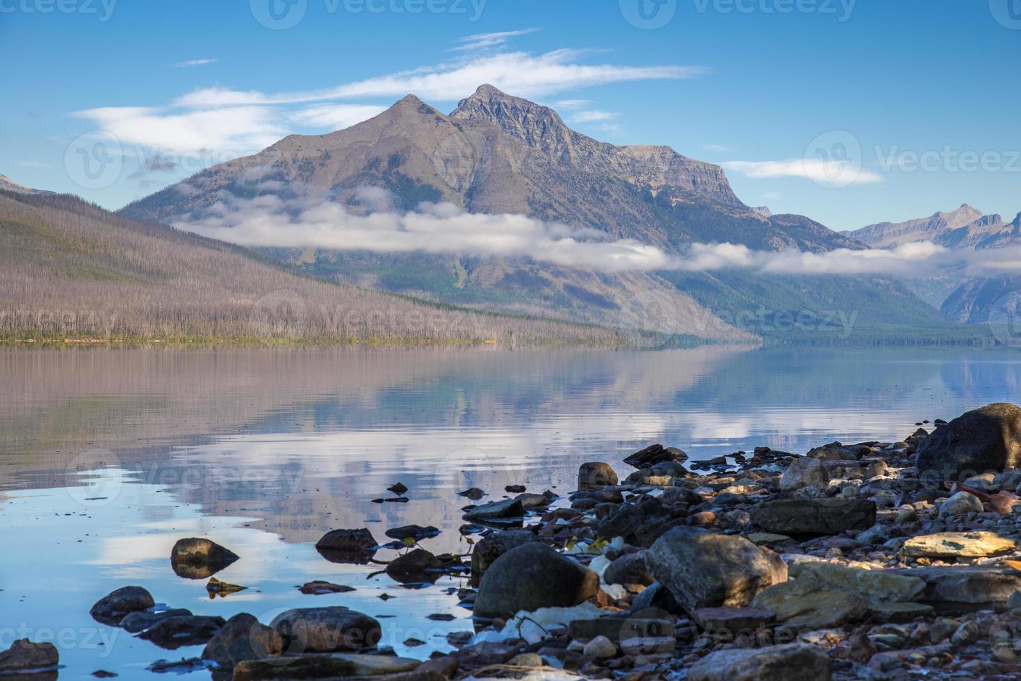 vista del lago mcdonald in montana foto