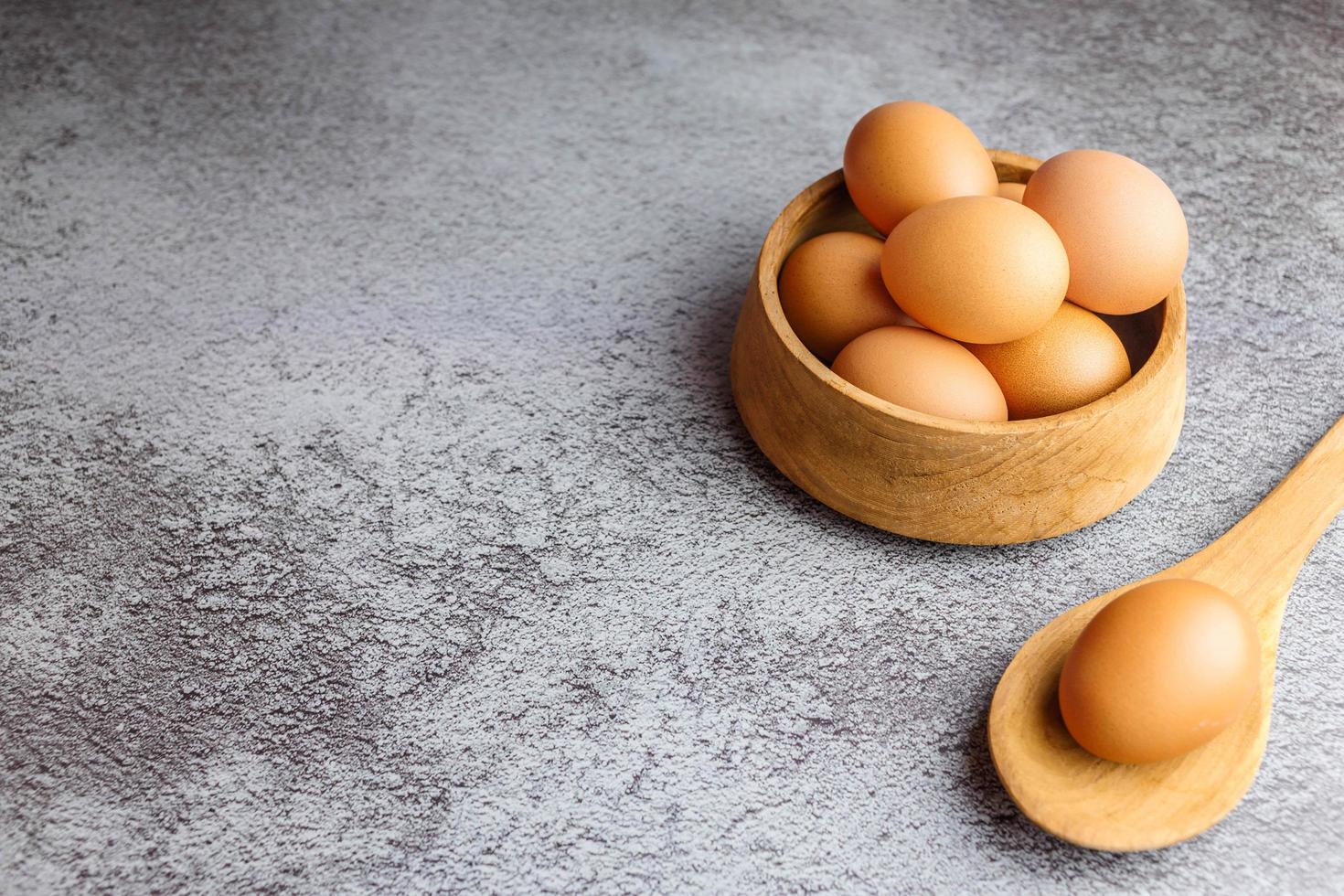 uova di gallina fresche sul tavolo foto