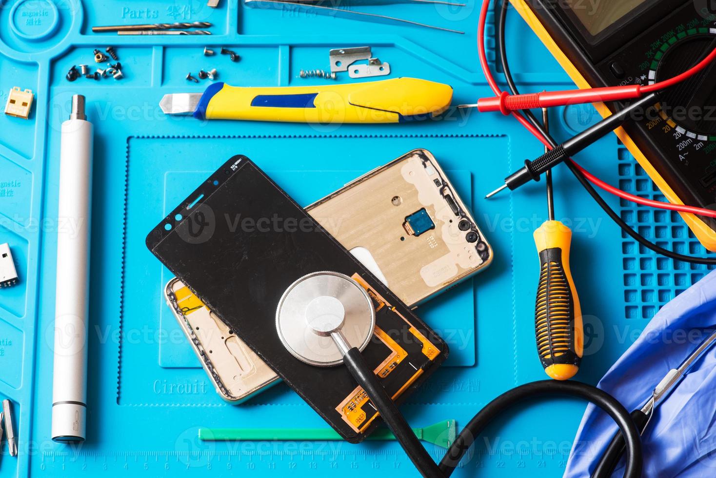 immagine piatta dello smontaggio dello smartphone rotto per prepararsi a riparare o sostituire alcuni componenti, vista dall'alto foto