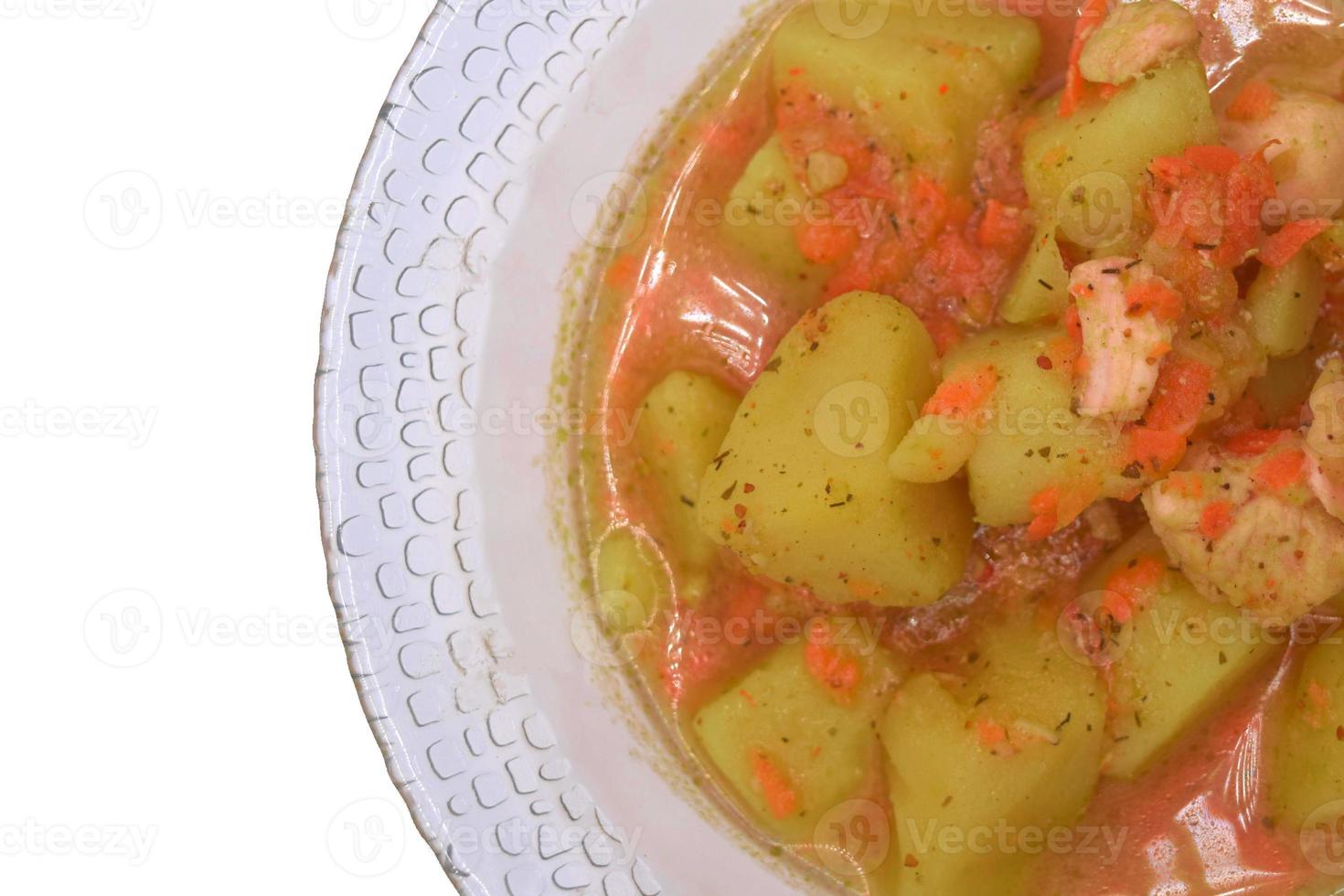 piatto con gulasch, patate con pollo o carne su sfondo bianco per l'iscrizione foto