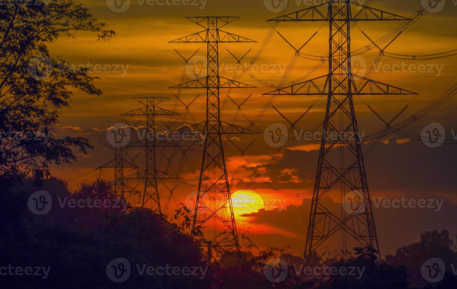 elettrodi, energia e idee di risparmio energetico. durante il tramonto foto