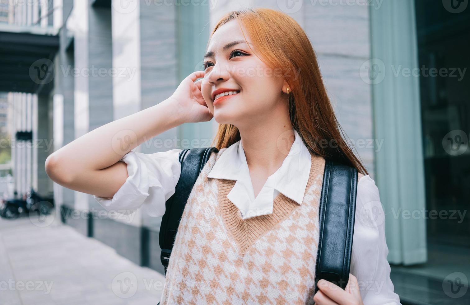 giovane donna asiatica che va al lavoro foto