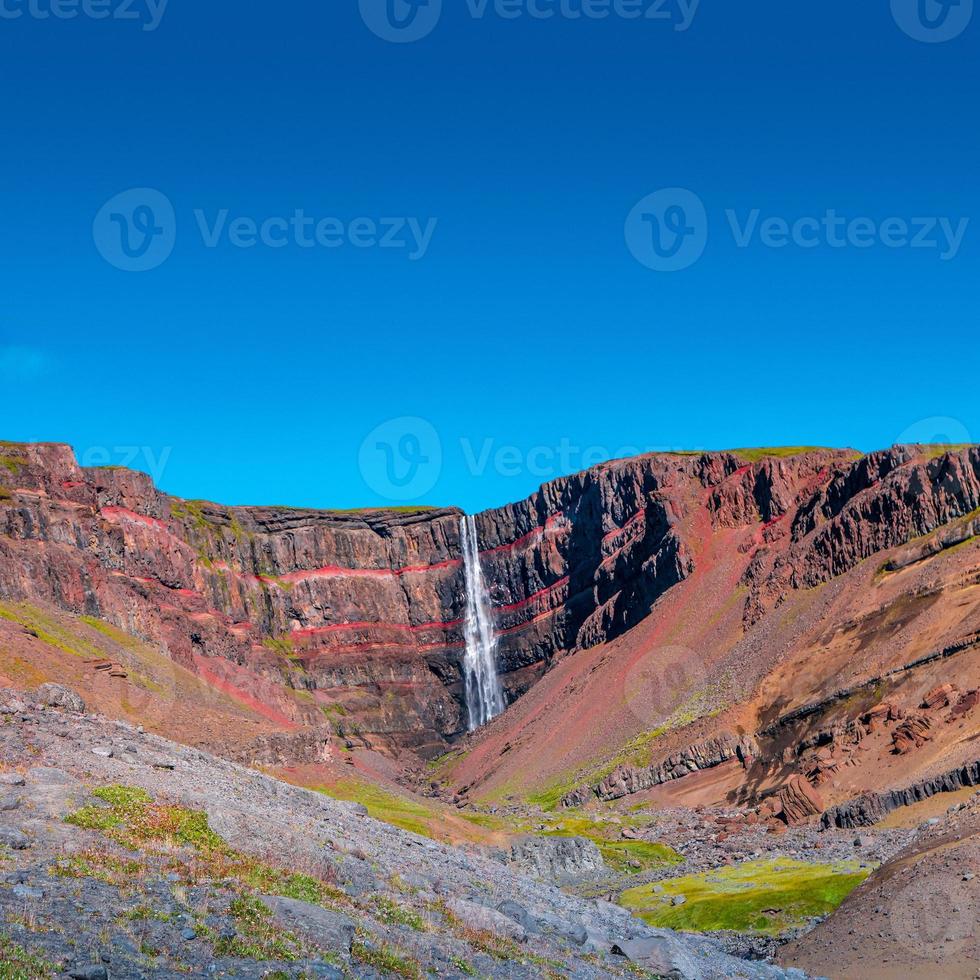 copertina con bella e alta cascata islandese hengifoss, islanda, in una giornata di sole e cielo blu, estate. foto