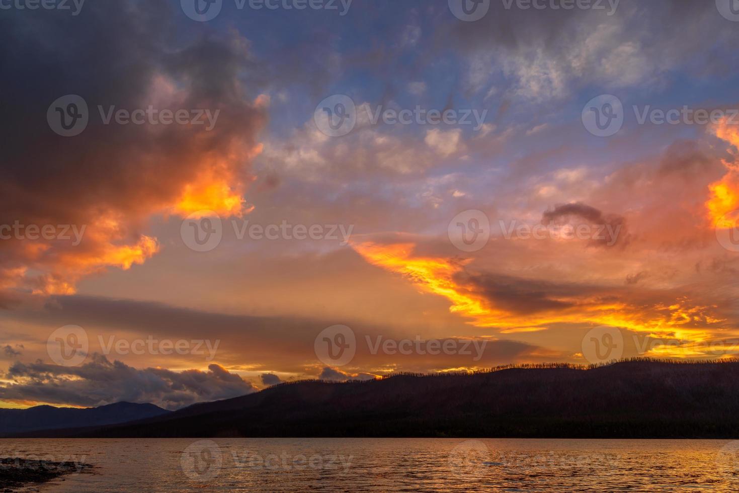 tramonto sul lago mcdonald in montana foto