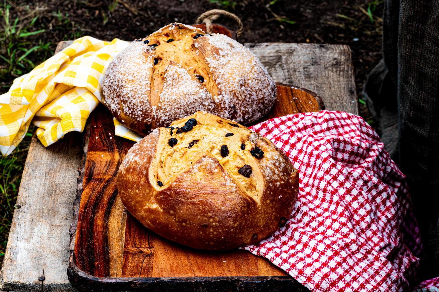 due pagnotte rotonde di soda bread irlandese foto