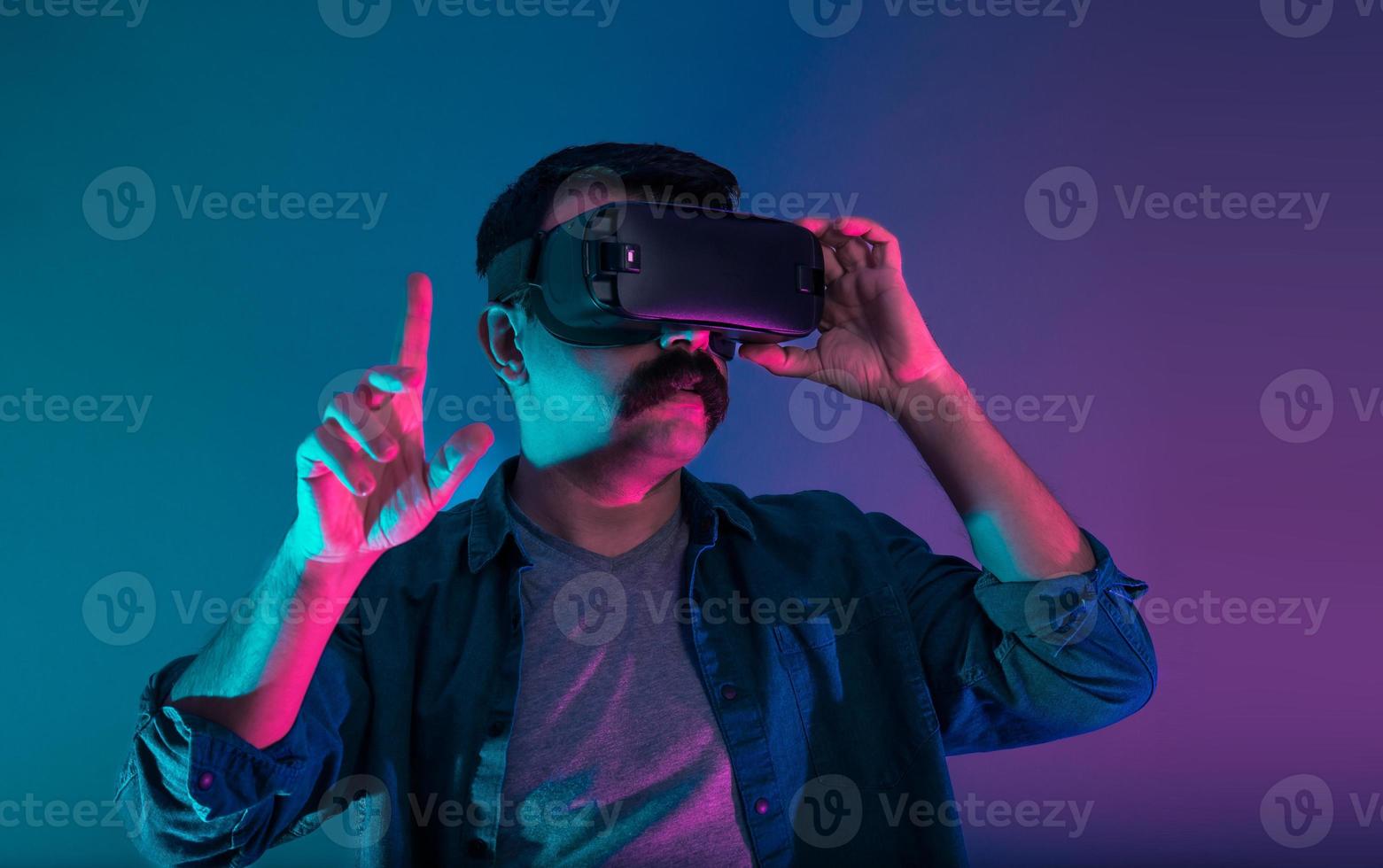 l'uomo turco sta vivendo la realtà virtuale, sta navigando e toccando le pagine. foto