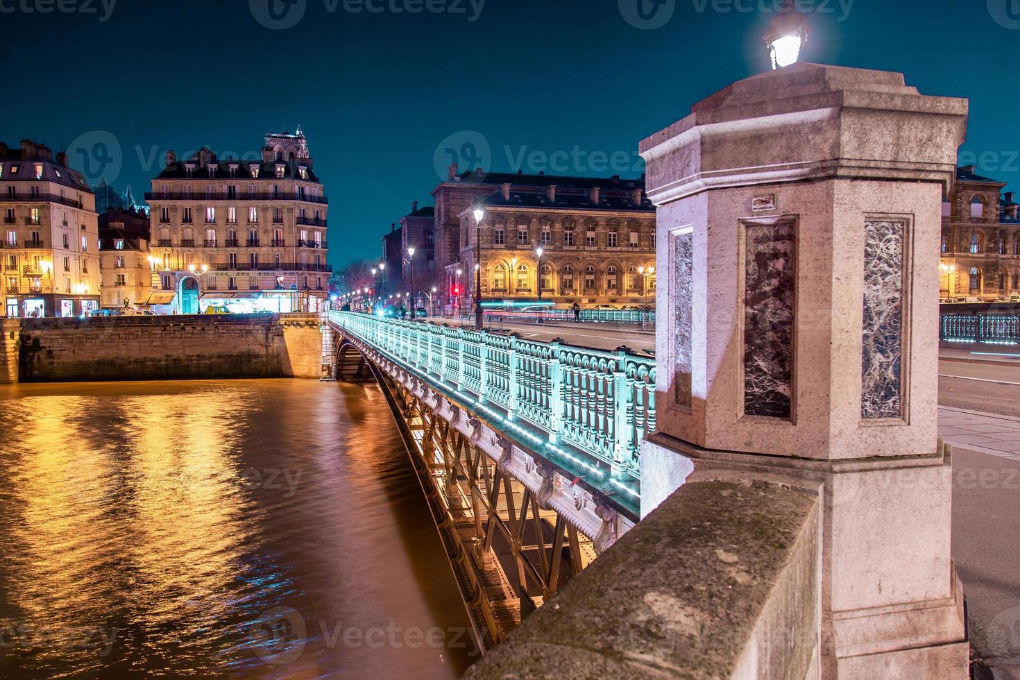 scena crepuscolare dal fiume parigi senna con colori fantastici durante il tramonto. foto