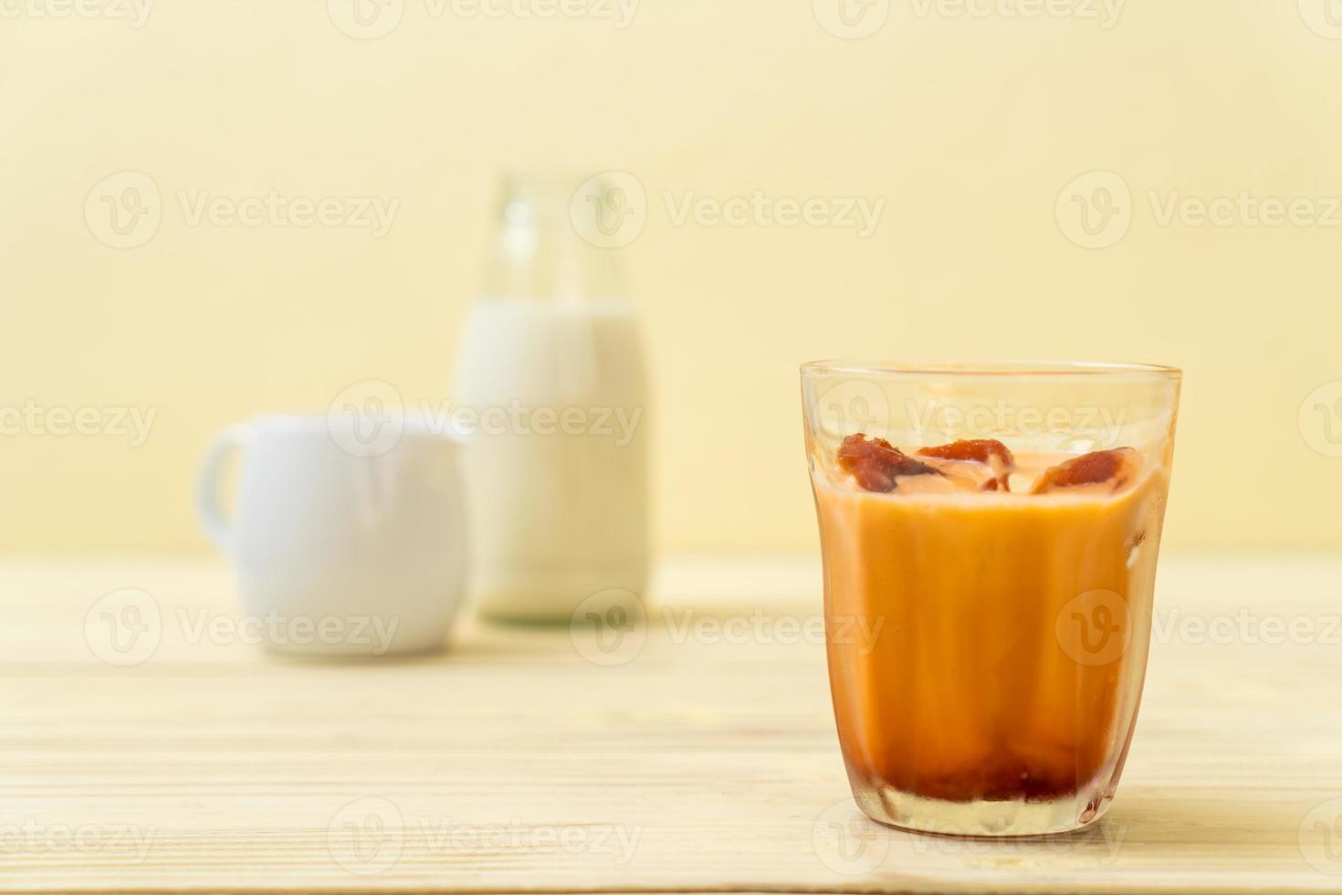 cubetto di ghiaccio al tè tailandese con latte foto