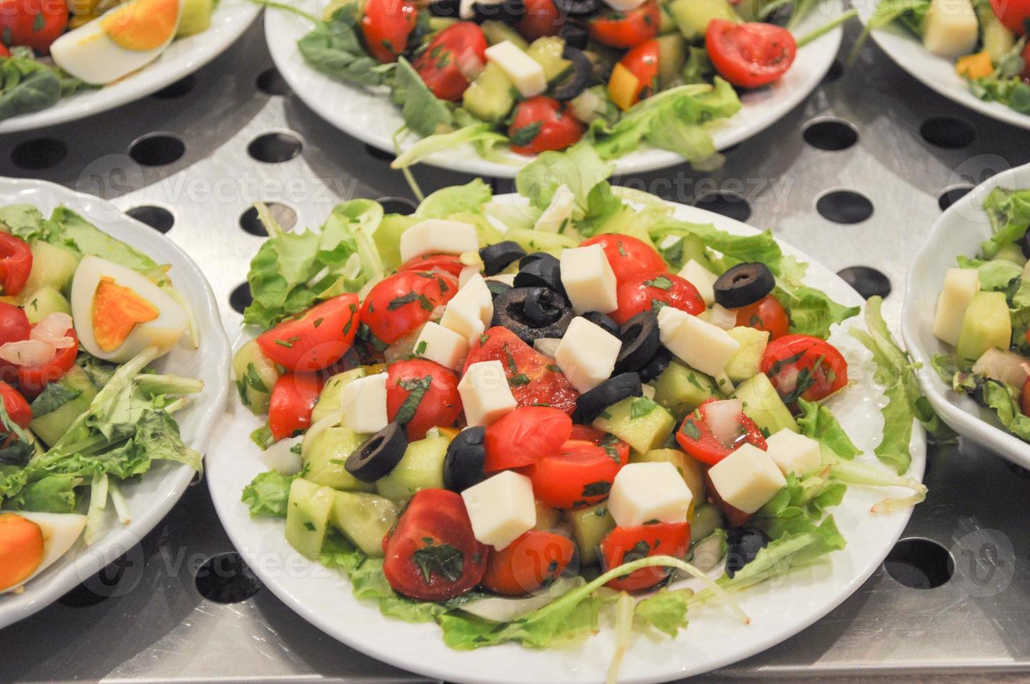 pomodoro zucchine formaggio olive insalata cibo vegetariano in un piatto foto